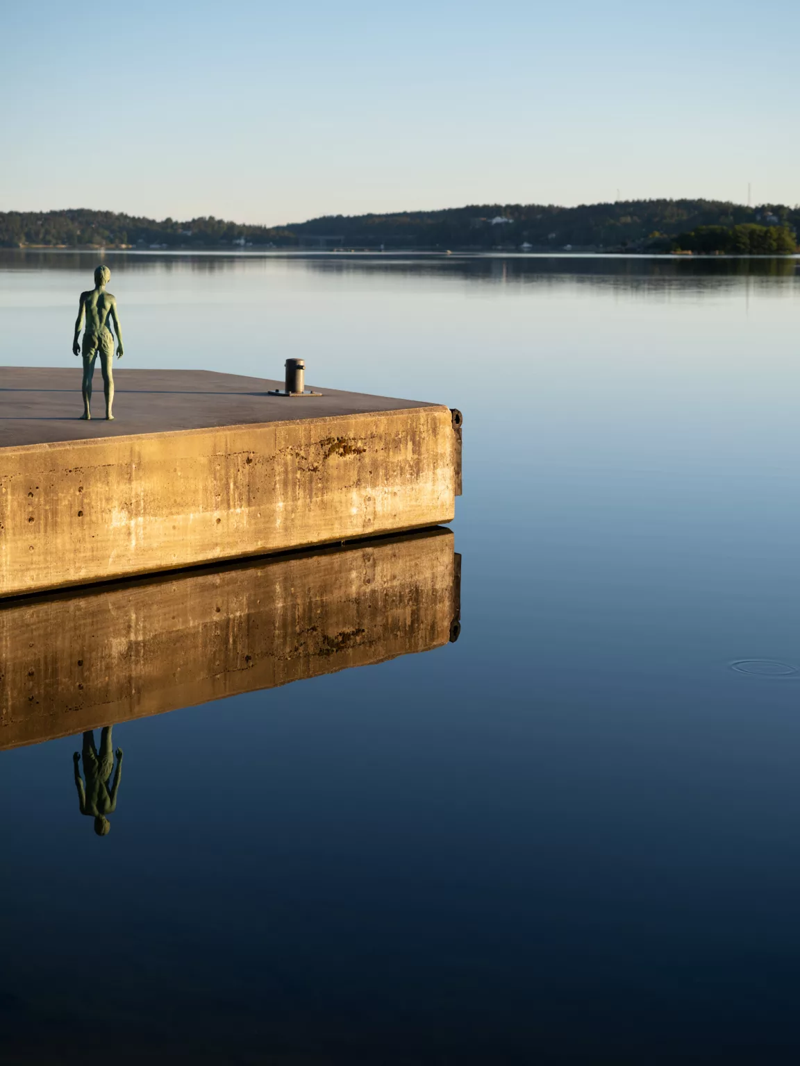 Skulptur som står på en brygga, av Lars Nilsson.