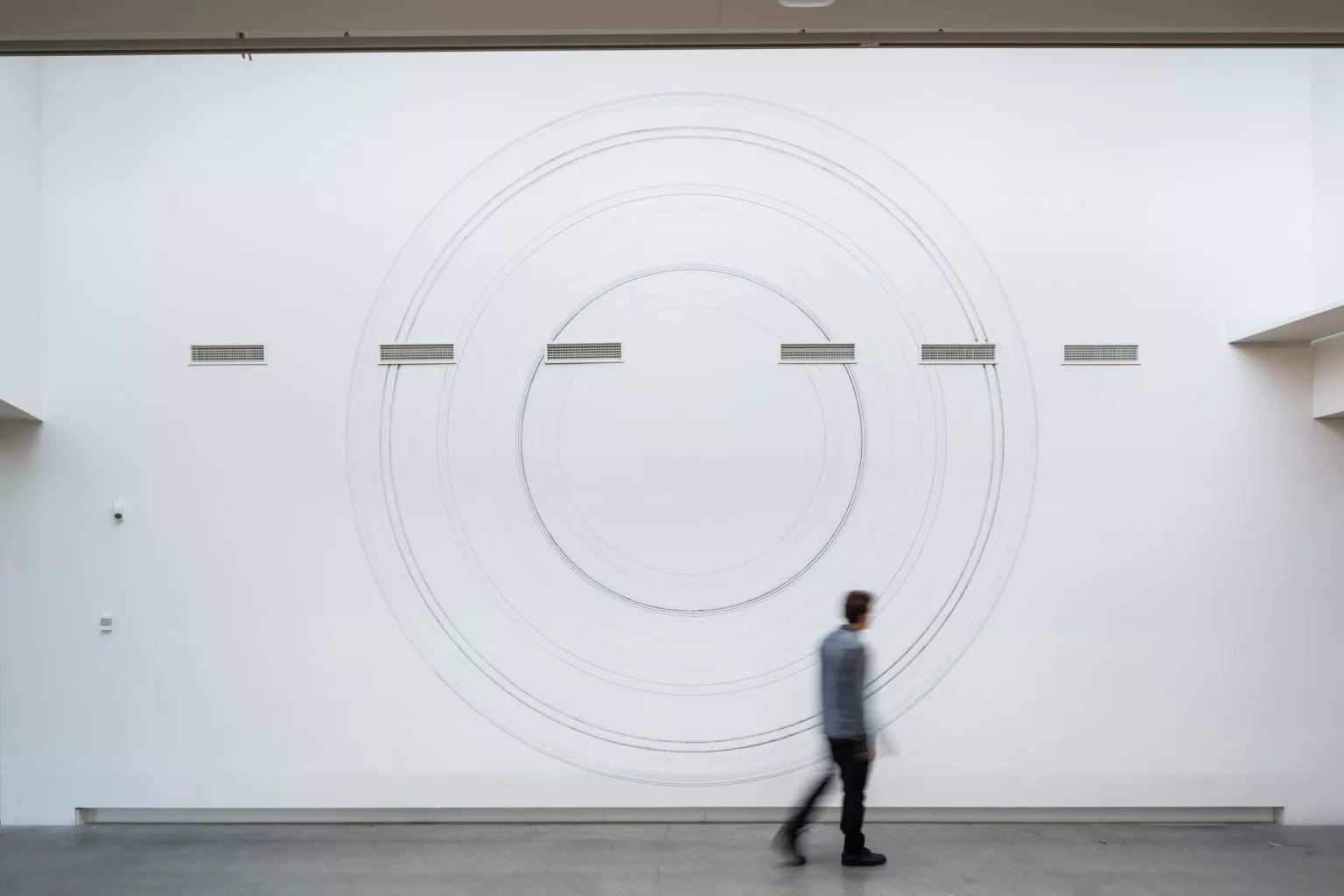 har-nu-ett-fysiskt-mote-installationsvy-02-2014