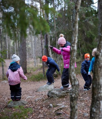 barn hoppar i skog