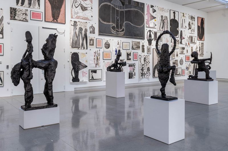 Skulpturer och teckningar i utställningen Tal R–Vrångsidan