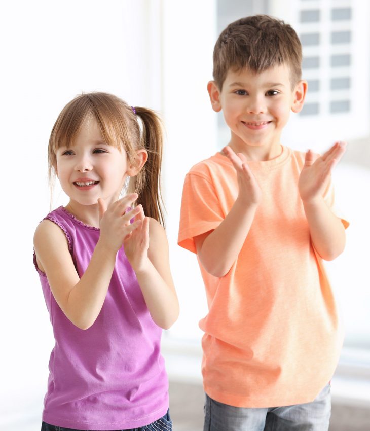 Två barn rör sig och klappar händer