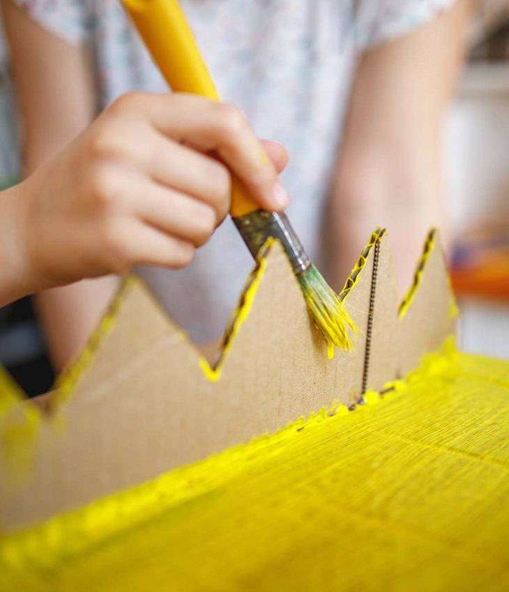 Barn som målar med vattenfärger på kartong