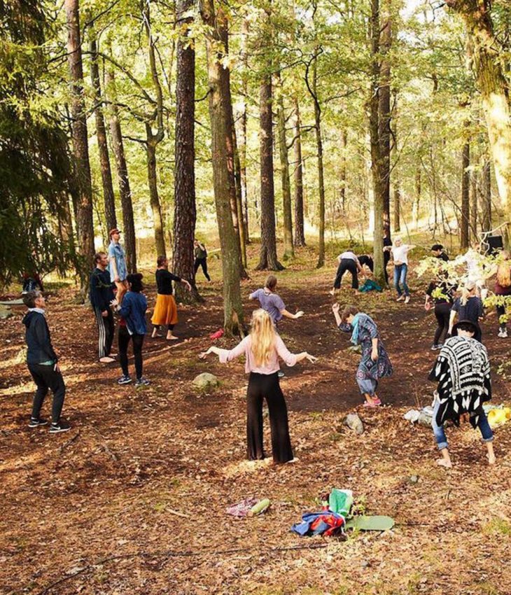 Foto av människor som dansar i skogen