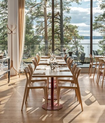 Ett uppdukat långbord i Artipelag Restaurang med utsikt över Baggensfjärden