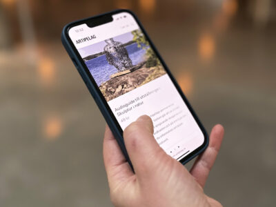 Mobiltelefon som visar audioguide