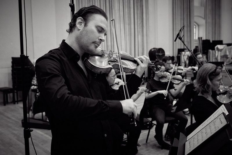 Christian Svarfvar spelar fiol