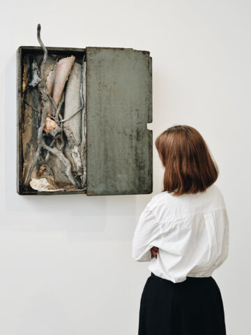 Kvinna betraktar verk av Berlinde De Bruyckere