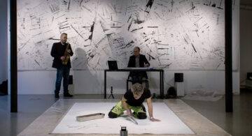 Pippo Lionni målar med spackelspatel till toner av elektronisk musik