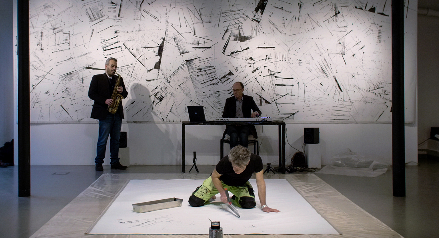 Pippo Lionni målar med spackelspate till toner av elektronisk musik
