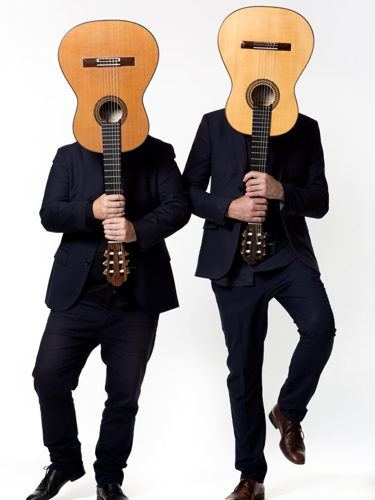 Gitarrduon Gothenburg combo med sina gitarrer som huvuden på ett lekfullt vis