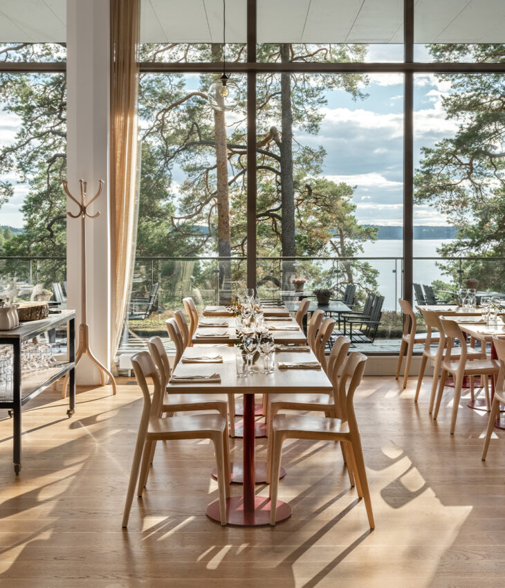 Uppdukat långbord i Artipelag Restaurang med utsikt över Baggensfjärden.