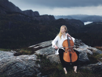 Spelar cello i vacker natur