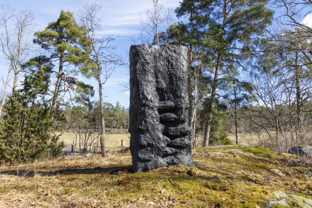 Skulptur av Per Kirkeby, som står ute i naturområdet kring Artipelag.