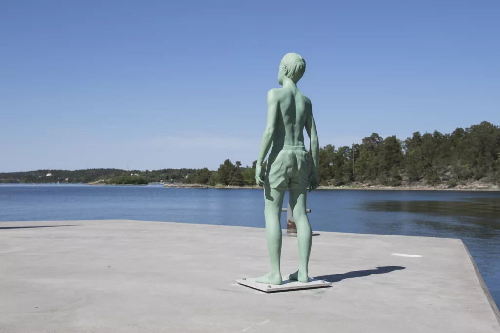 Skulptur av Lars Nilsson, som står på båtbryggan vid Artipelag.