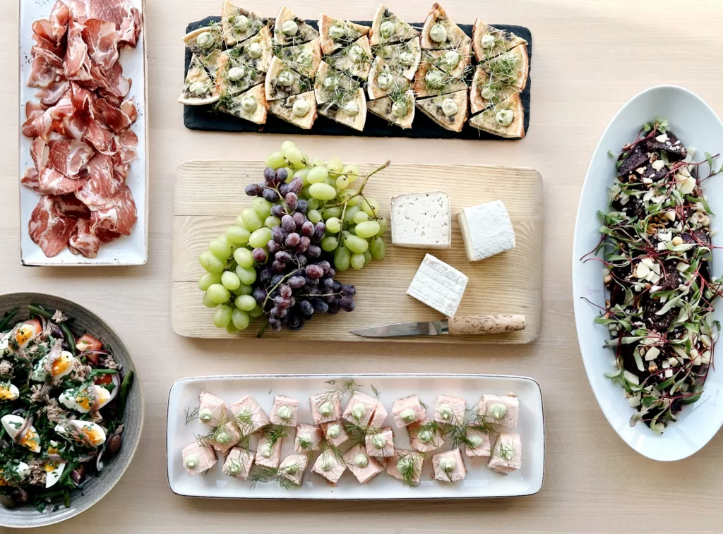 Fat med olika tilltugg och rätter som serveras på brunchen.