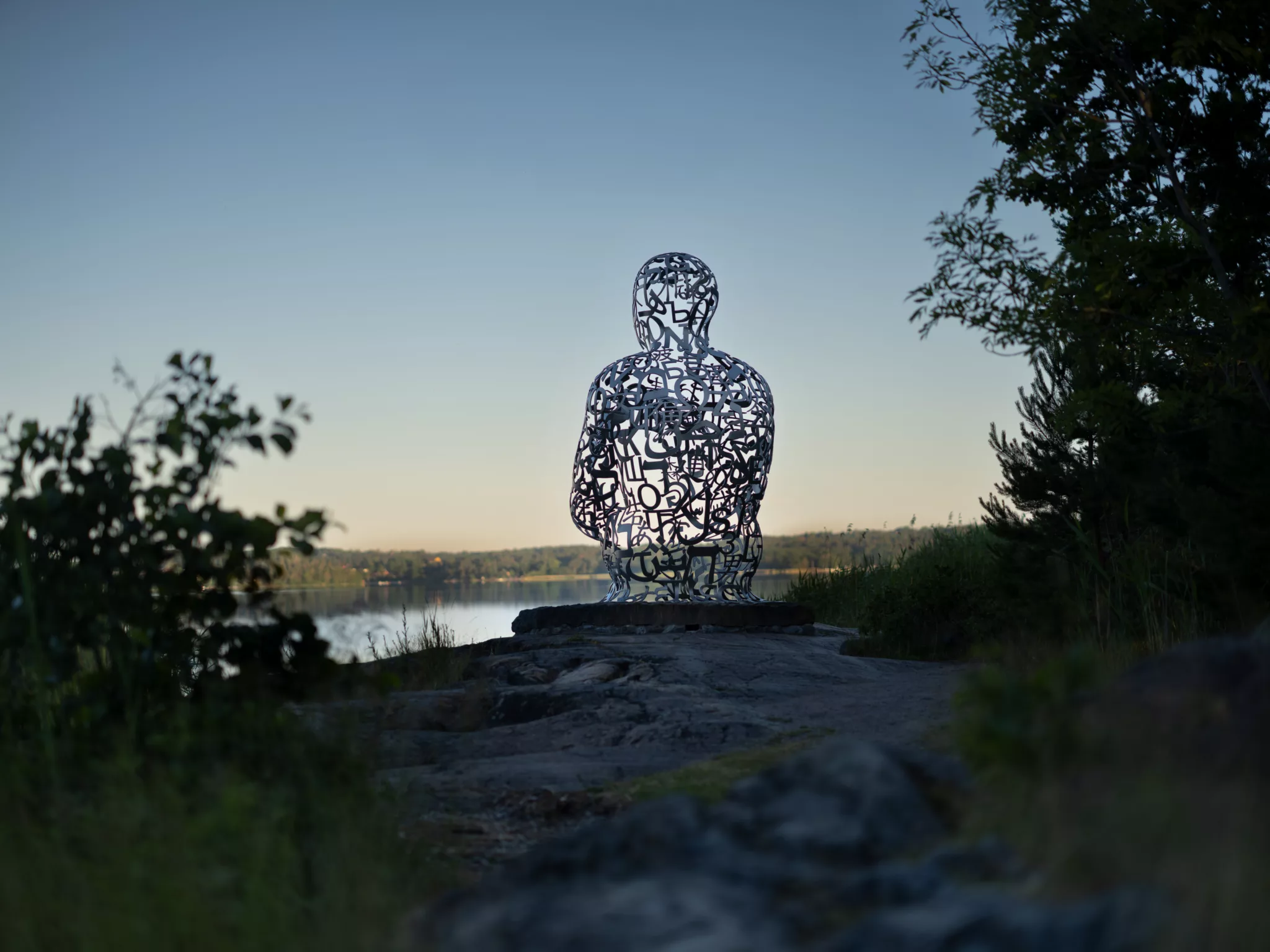 Skulptur vid vattnet av Jaume Plensa.