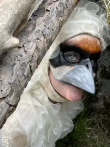 Person utklädd till fågel.