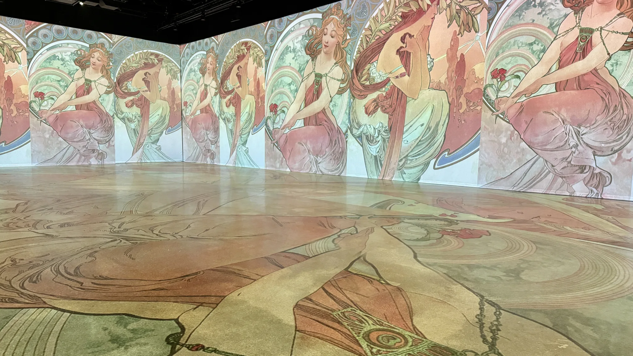 Utställningsvy av den immersiva utställningen Mucha – Beyond Art Nouveau