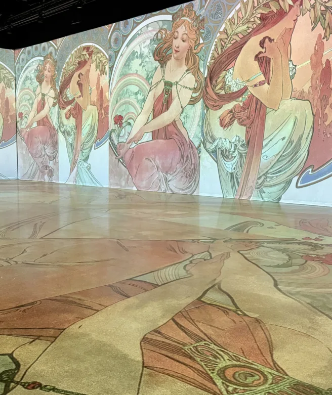 Utställningsvy av den immersiva utställningen Mucha – Beyond Art Nouveau