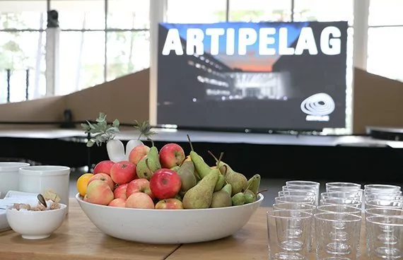 ett fruktfat står i förgrunden