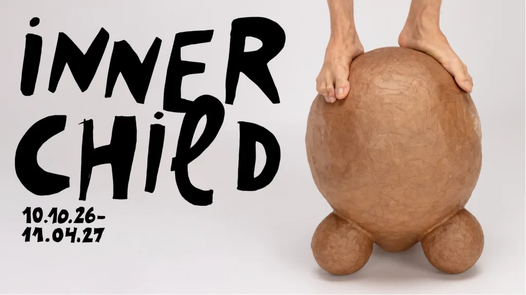 Bild på ett par fötter på en brun pall, tillsammans med en svart logga för utställningen Inner Child.