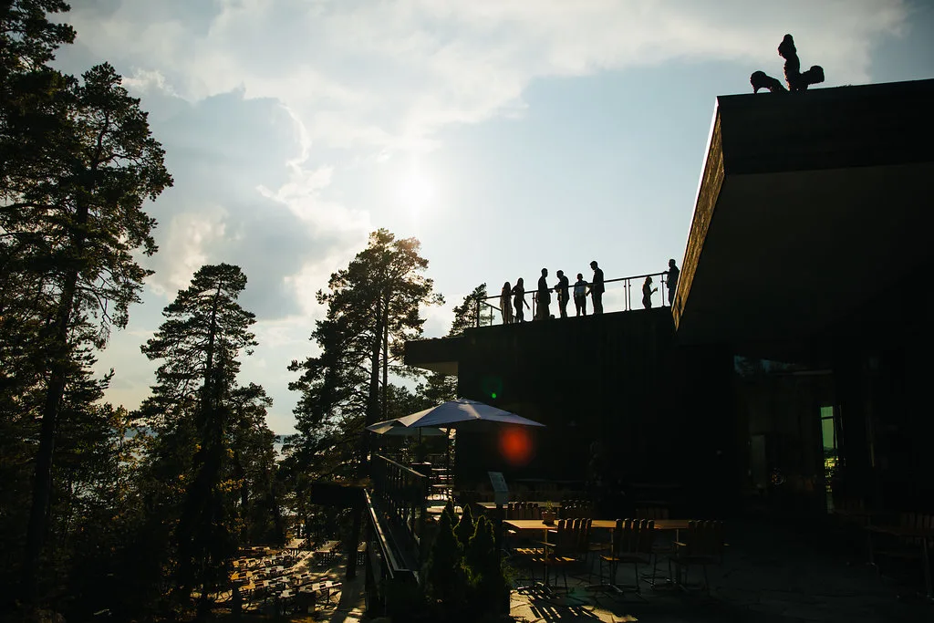 En grupp människor på en terrass.