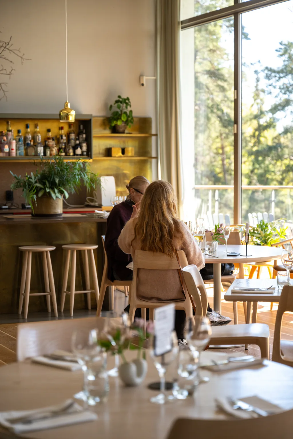 Två personer som sitter vid ett bord i Artipelag Restaurang.