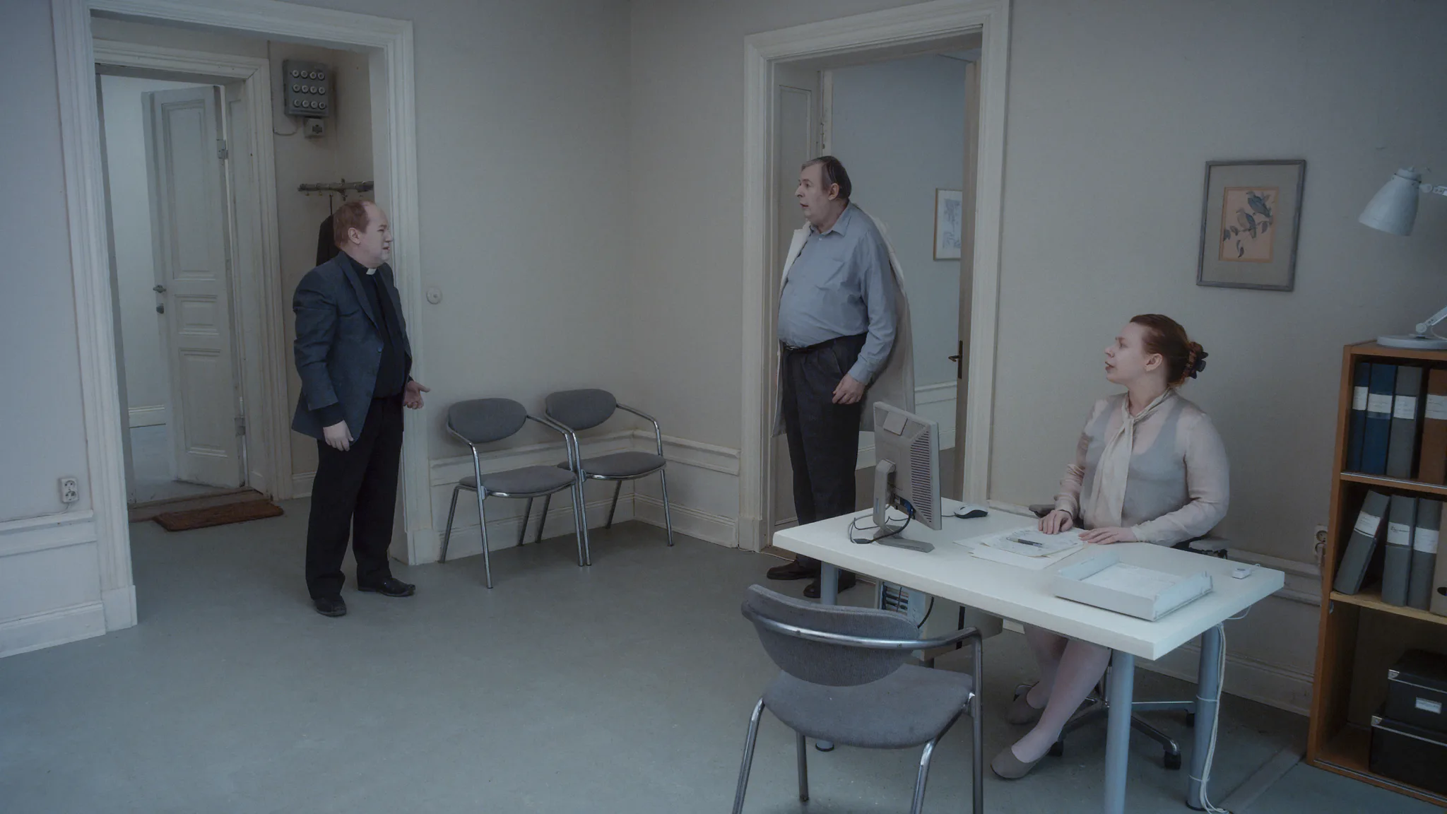 Stillbild från Roy Anderssons film Om det oändliga från 2019.