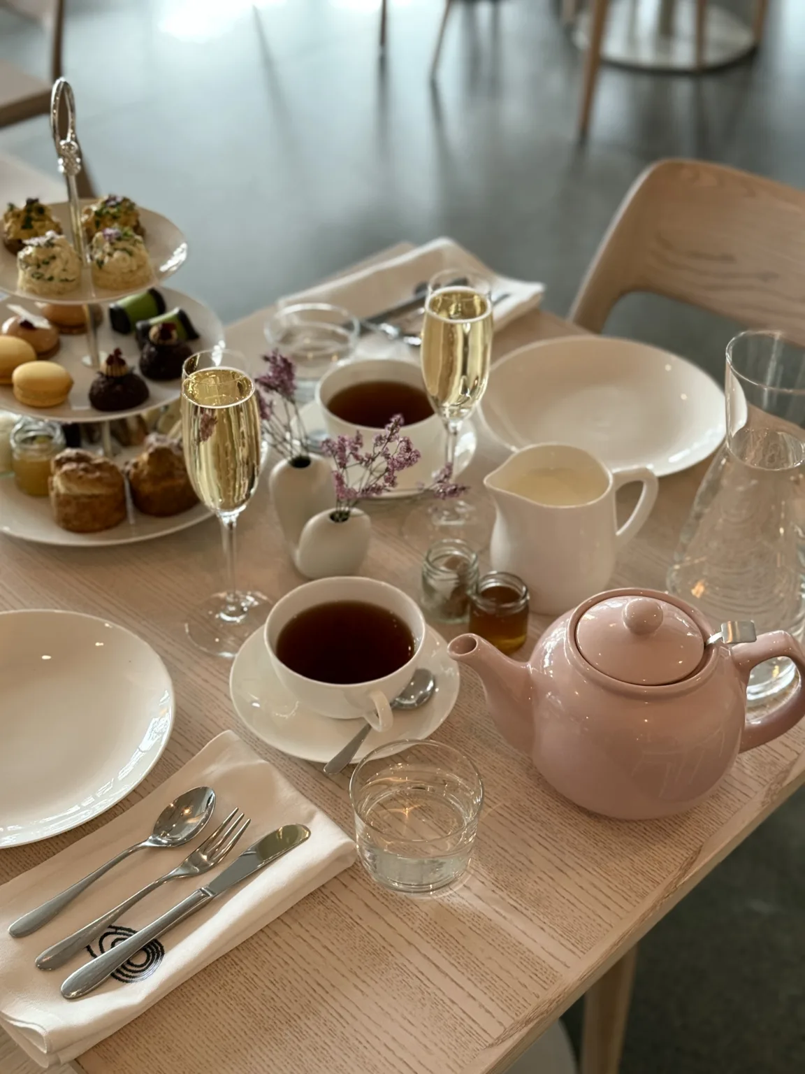 Afternoon tea som är uppdukat på ett bord.