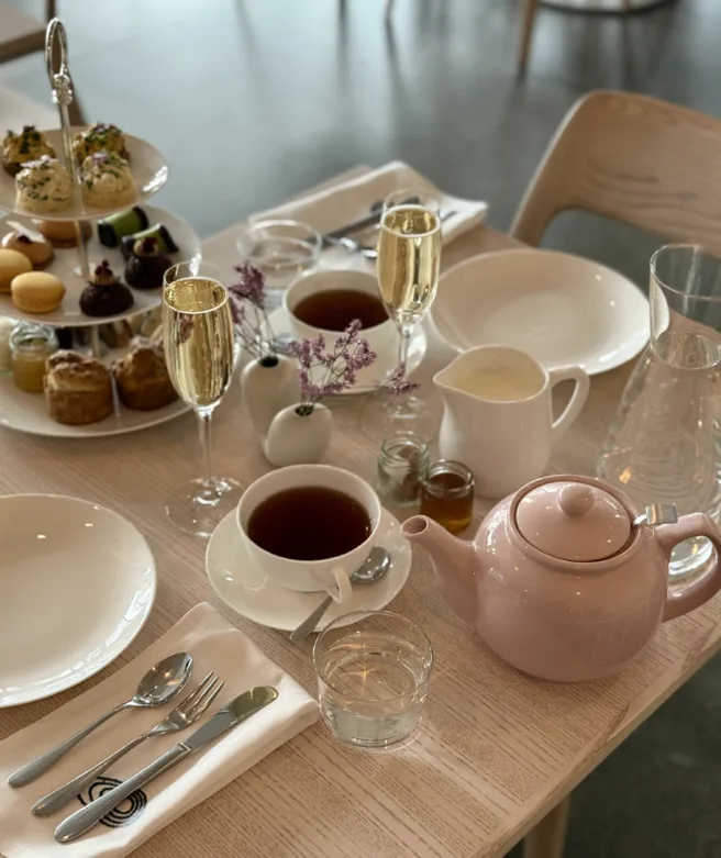 Afternoon tea som är uppdukat på ett bord.
