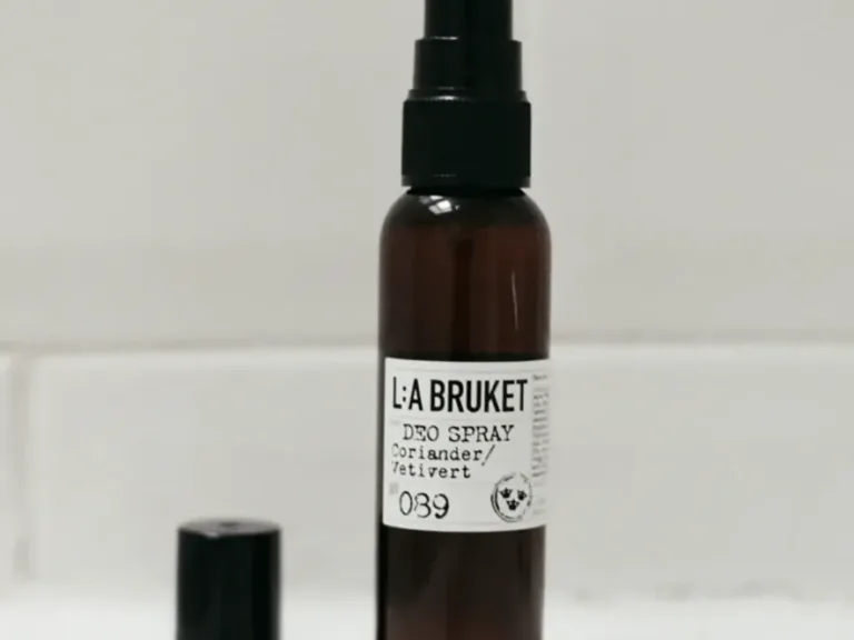 En bild på en deo-produkt som står i ett badrum.