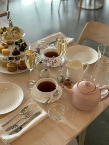 Afternoon tea som är uppdukat på ett bord.