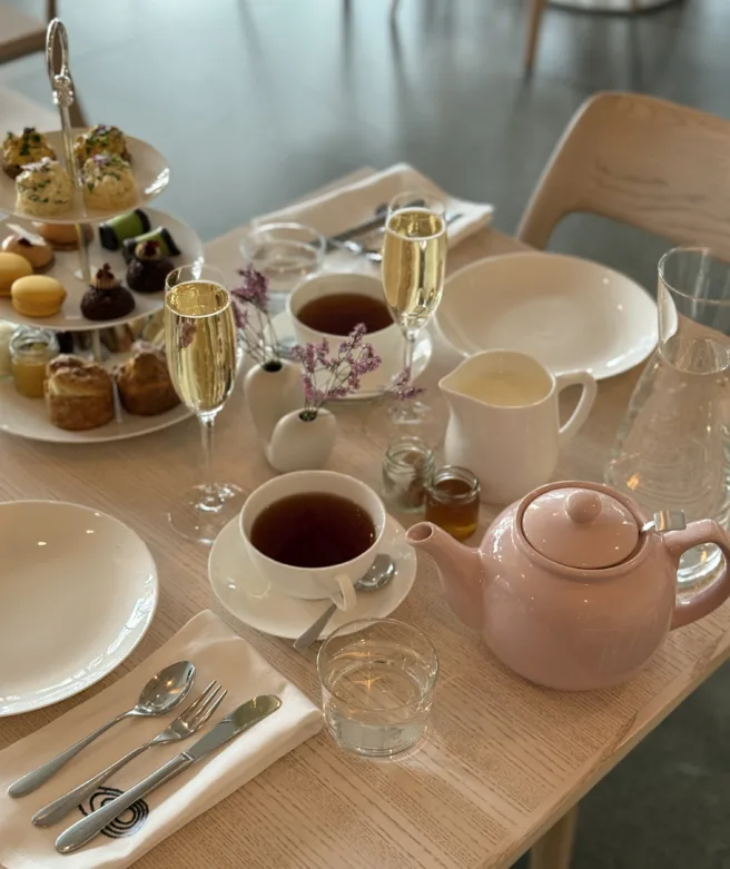 Afternoon tea som är uppdukat på ett bord.